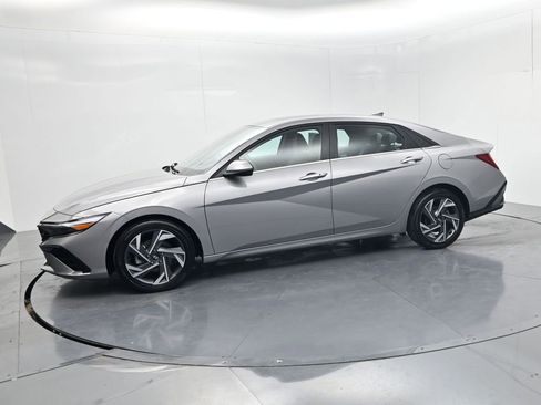 Used 2025 Hyundai Elantra SEL FWD image 4