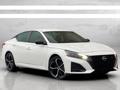 Used 2023 Nissan Altima 2.5 SR image 2
