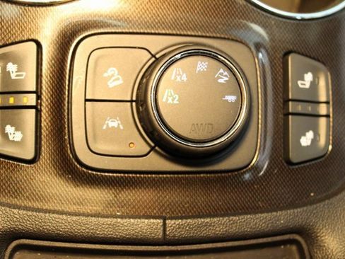 Used 2020 GMC Acadia AT4 image 30