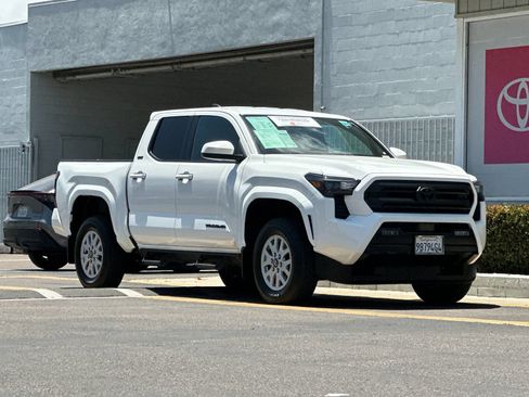 Used 2025 Toyota Tacoma SR5 AWD/4WD image 8