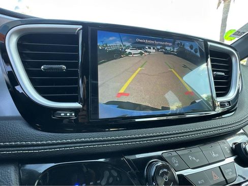 Used 2024 Chrysler Pacifica Touring image 6