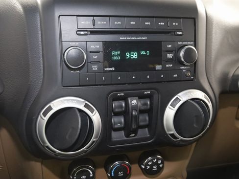 Used 2013 Jeep Wrangler Unlimited Sahara image 27