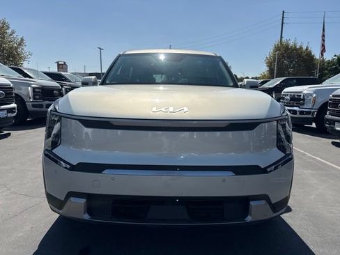 Used 2024 Kia EV9 Light Long Range RWD image 5