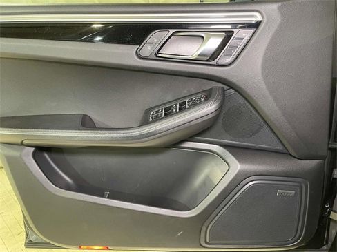 Used 2018 Porsche Macan image 37