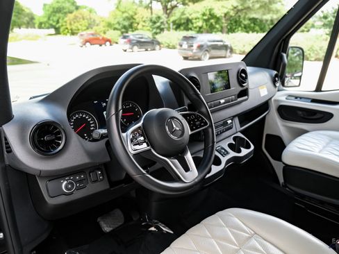 Used 2022 Mercedes-Benz Sprinter 2500 image 32