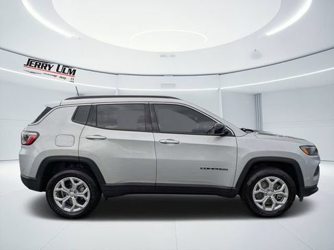 Used 2024 Jeep Compass Latitude AWD/4WD image 2