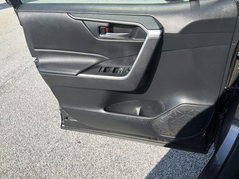 Certified 2019 Toyota RAV4 XLE w/ Convenience Package FWD image 14
