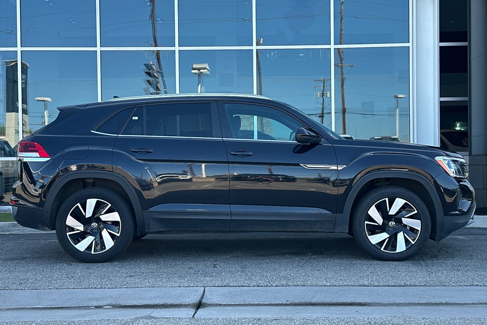 Used 2025 Volkswagen Atlas Cross Sport SE AWD/4WD image 3