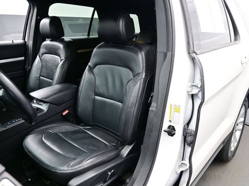 Used 2017 Ford Explorer XLT w/ Equipment Group 202A FWD image 12