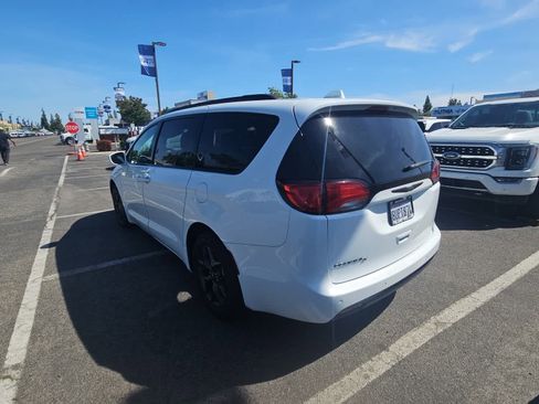 Used 2020 Chrysler Pacifica Touring-L Plus w/ S Appearance Package image 6