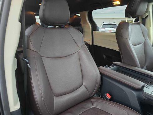 Used 2023 Toyota Sienna Platinum image 13
