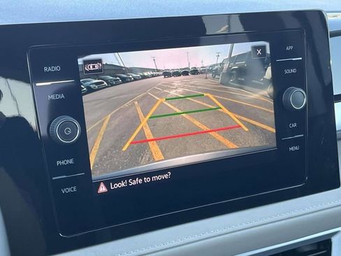 Used 2025 Volkswagen Taos SE image 29