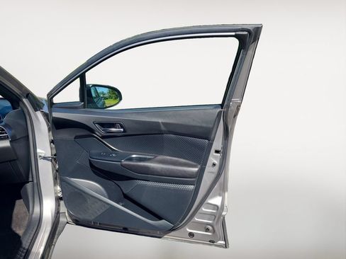 Used 2018 Toyota C-HR XLE FWD image 25