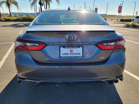 Used 2021 Toyota Camry SE image 5