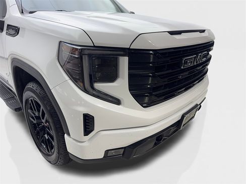 Used 2022 GMC Sierra 1500 Elevation w/ LPO, Elevation Black Package image 17
