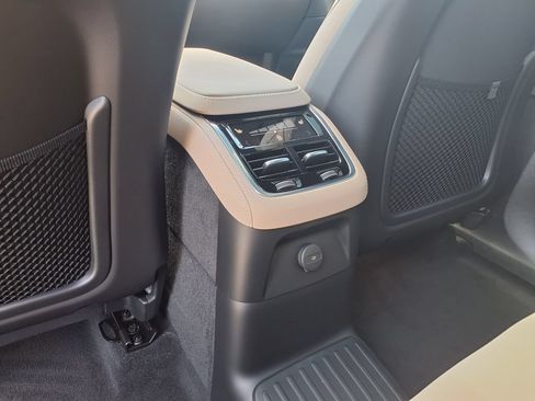 New 2026 Volvo XC90 T8 Plus w/ Protection Package Premier AWD/4WD image 18
