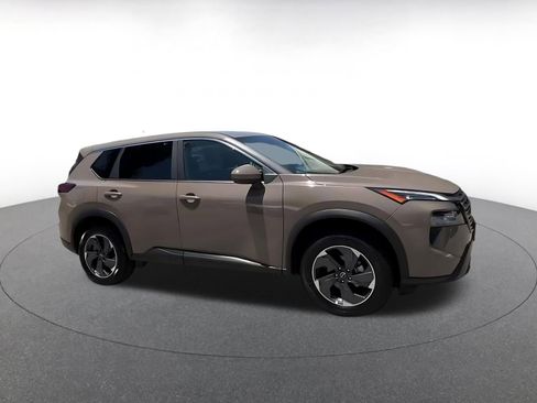 Used 2025 Nissan Rogue SV FWD image 2