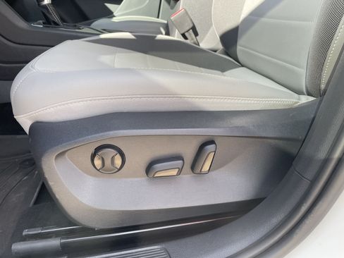 Used 2022 Volkswagen Taos SE FWD image 13