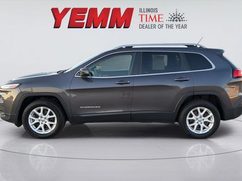 Used 2017 Jeep Cherokee Latitude w/ Cold Weather Group AWD/4WD image 5
