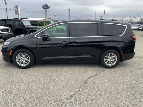 Used 2024 Chrysler Pacifica Touring-L image 5