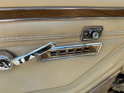 Used 1989 Jeep Grand Wagoneer image 17