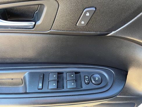 Used 2015 Chevrolet Traverse LT image 17