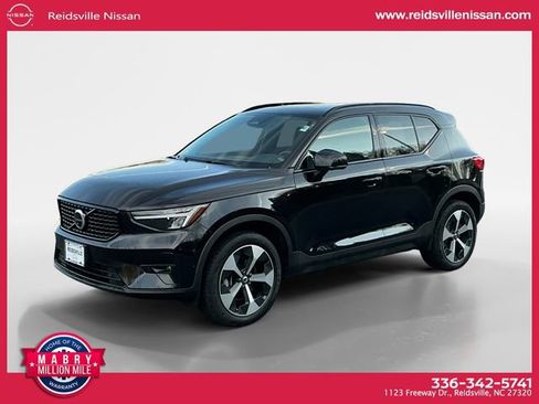 Used 2024 Volvo XC40 B5 Plus image 1