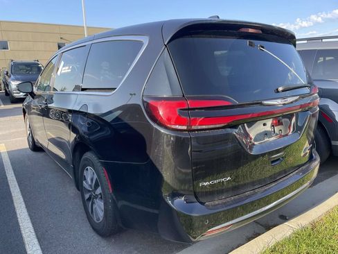 Used 2024 Chrysler Pacifica Limited FWD image 3