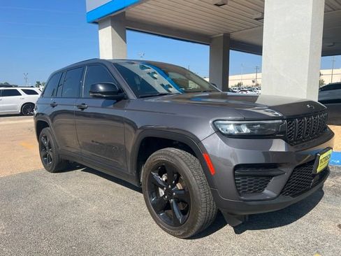 Used 2023 Jeep Grand Cherokee Altitude AWD/4WD image 4