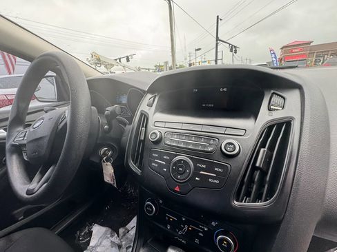 Used 2018 Ford Focus SE FWD image 28