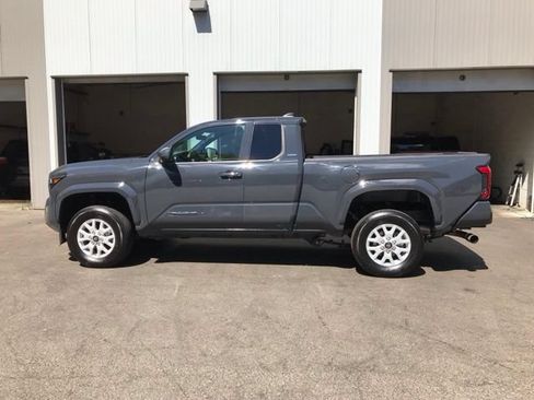 Used 2025 Toyota Tacoma SR5 AWD/4WD image 5
