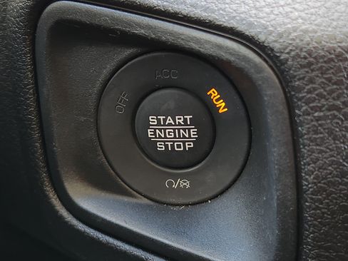 Used 2025 Jeep Gladiator Sport AWD/4WD image 23