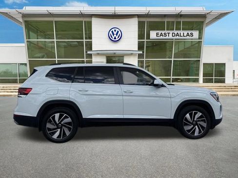 Used 2025 Volkswagen Atlas SE image 2