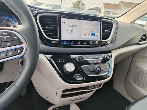 Used 2023 Chrysler Pacifica Touring-L FWD image 20