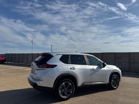 Certified 2024 Nissan Rogue SV FWD image 21