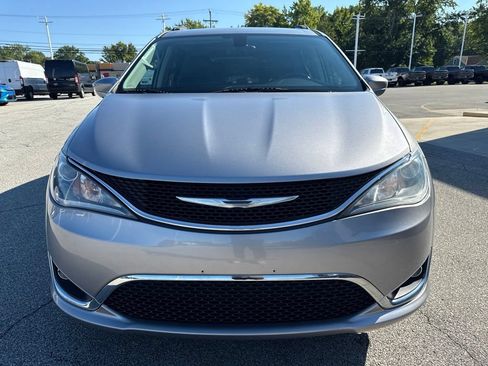 Used 2017 Chrysler Pacifica Touring-L w/ Tire & Wheel Group FWD image 13