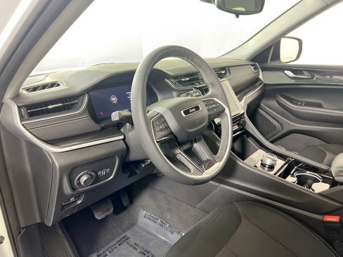 Used 2023 Jeep Grand Cherokee Laredo image 9