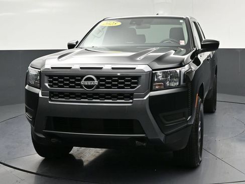 Used 2025 Nissan Frontier SV image 3