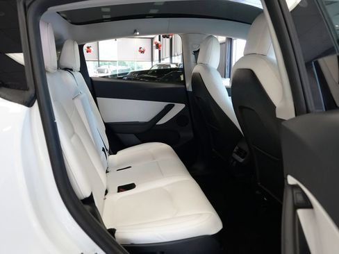 Used 2021 Tesla Model Y Long Range AWD/4WD image 11