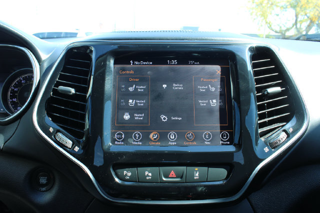 Used 2019 Jeep Cherokee Overland w/ Technology Group AWD/4WD image 21