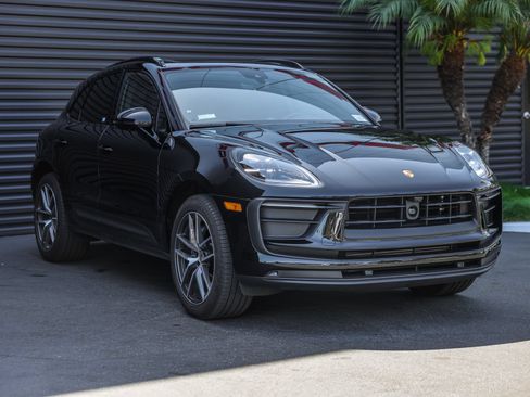 Certified 2026 Porsche Macan AWD/4WD image 6