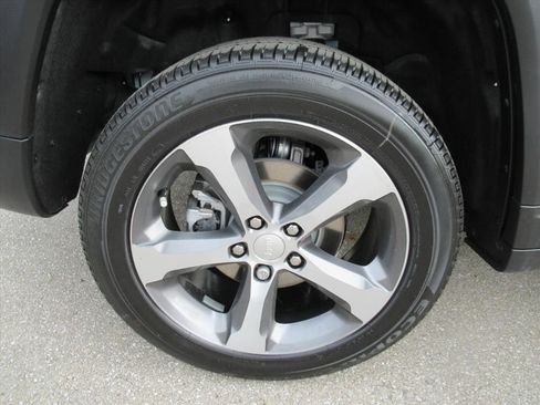 New 2026 Jeep Grand Cherokee Limited RWD image 8