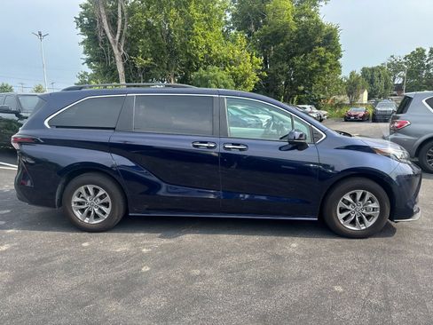 Used 2026 Toyota Sienna XLE FWD image 1