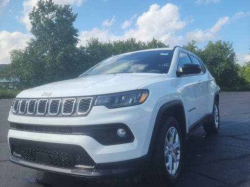 Used 2024 Jeep Compass Latitude w/ Convenience Group AWD/4WD image 2