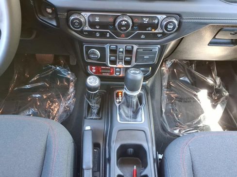 Used 2025 Jeep Wrangler Unlimited Rubicon AWD/4WD image 19