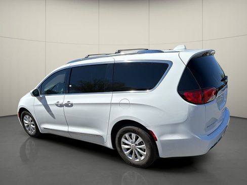 Used 2019 Chrysler Pacifica Touring-L image 5