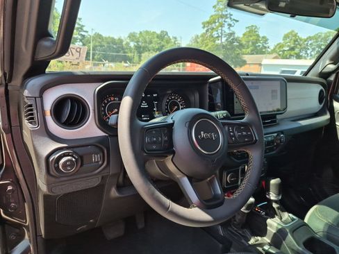 Used 2024 Jeep Gladiator Sport AWD/4WD image 10