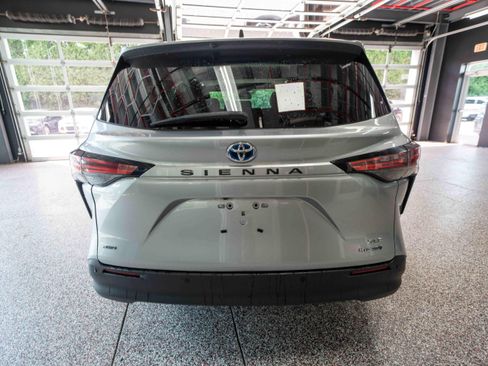 Used 2021 Toyota Sienna XLE AWD/4WD image 3