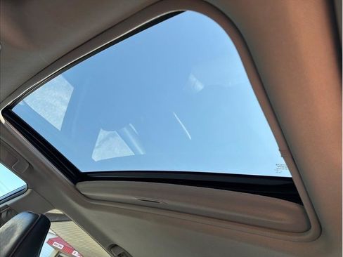Used 2015 Toyota Camry SE w/ Moonroof Package FWD image 18