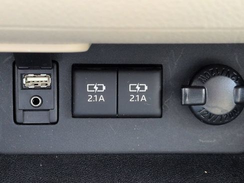 Used 2017 Toyota Highlander XLE w/ Carpet Mat Package AWD/4WD image 24